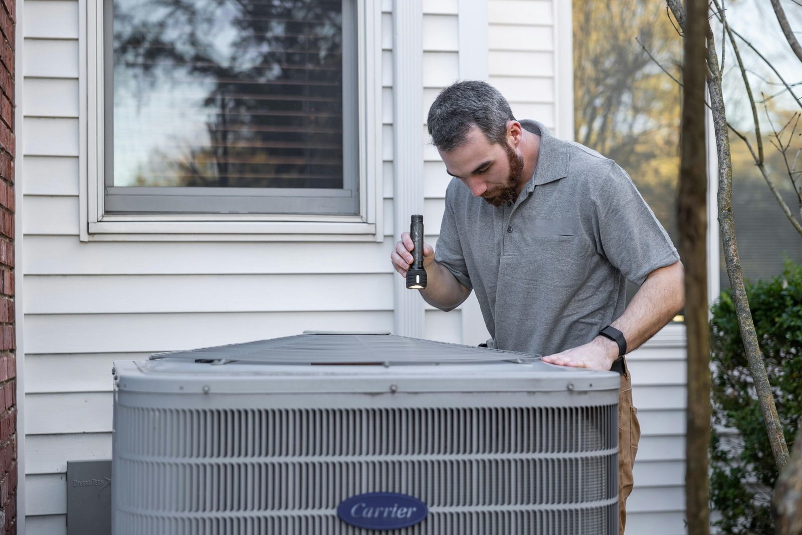 Instalador de climatización trabajando en Valencia capital